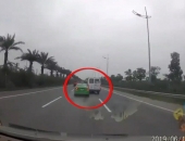 2 tài xế ô tô rượt đuổi nhau trên đường cao tốc bắt tay hoà giải